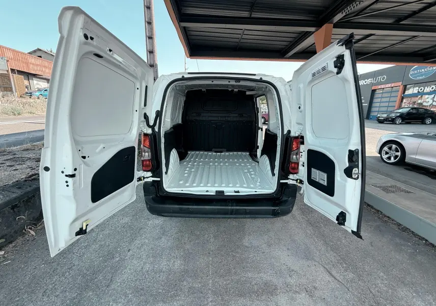 Vue arrière du Citroën Berlingo blanc 2019 avec portes ouvertes montrant l’espace de chargement vide et la carrosserie intérieure.