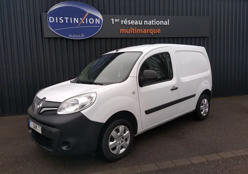 Renault Kangoo blanc 2019 en 3/4 avant droit, utilitaire avec pare-chocs noirs et jantes acier.