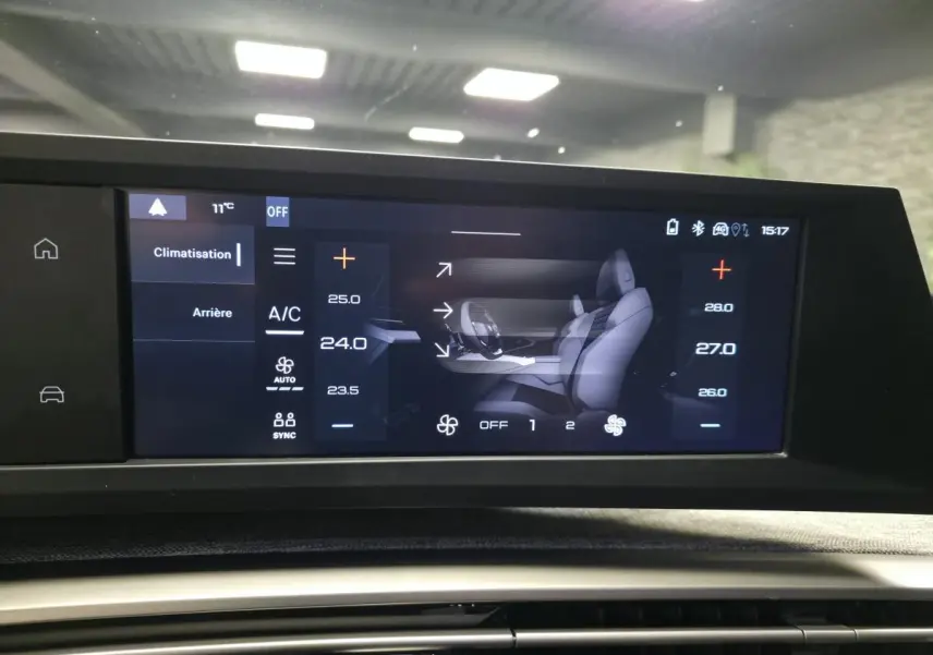 Écran tactile central du Peugeot 5008 gris 2025 affichant les réglages de climatisation tri-zone.