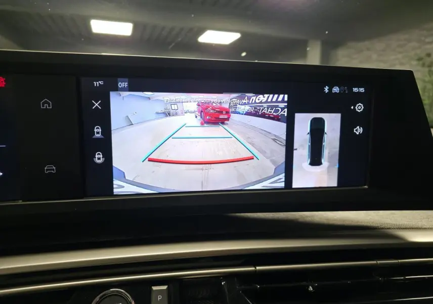 Écran intérieur montrant la caméra de recul avec vue arrière et image 360° du Peugeot 5008 gris en stationnement.