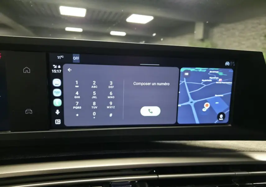 Écran tactile du tableau de bord Peugeot 5008 2025 affichant un clavier téléphonique et une carte GPS.