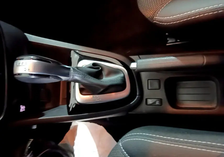 Gros plan sur la console centrale de la Renault Clio Business 2018, montrant la boîte auto et frein à main noir.