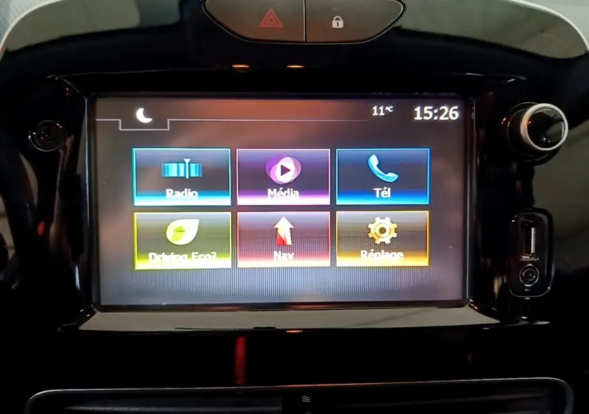 Écran tactile central de la Renault Clio Business 2018, affichant les options radio, média, téléphone et navigation.