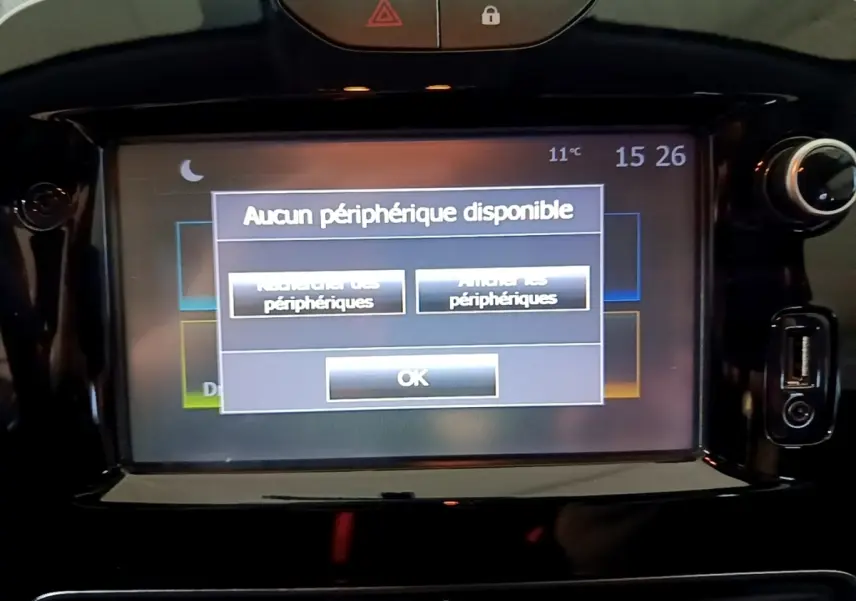 Gros plan sur l'écran tactile central de la Renault Clio Business gris clair de 2018 affichant "Aucun périphérique disponible".