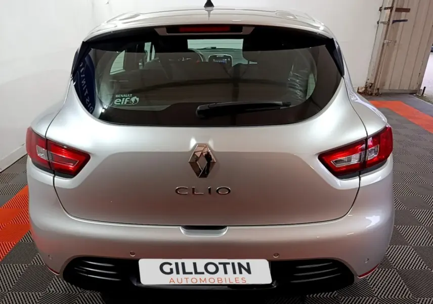 Vue arrière d'une Renault Clio gris clair 2018 avec feux arrière LED et logo Renault bien visible.