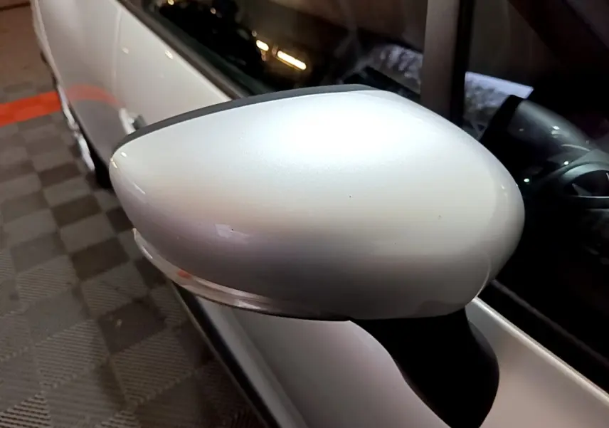 Rétroviseur côté droit gris clair de la Renault Clio Business dCi 90 EDC 2018 avec carrosserie visible en arrière-plan.