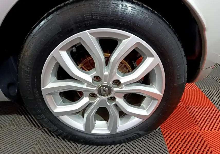 Gros plan sur la roue avant droite gris clair d’une Renault Clio Business dCi 90 EDC 2018 avec jante alliage distinctive.