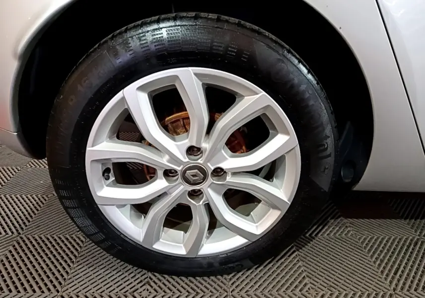 Gros plan sur la roue avant droite gris clair d’une Renault Clio Business dCi 90 EDC 2018 avec jante alliage distinctive.