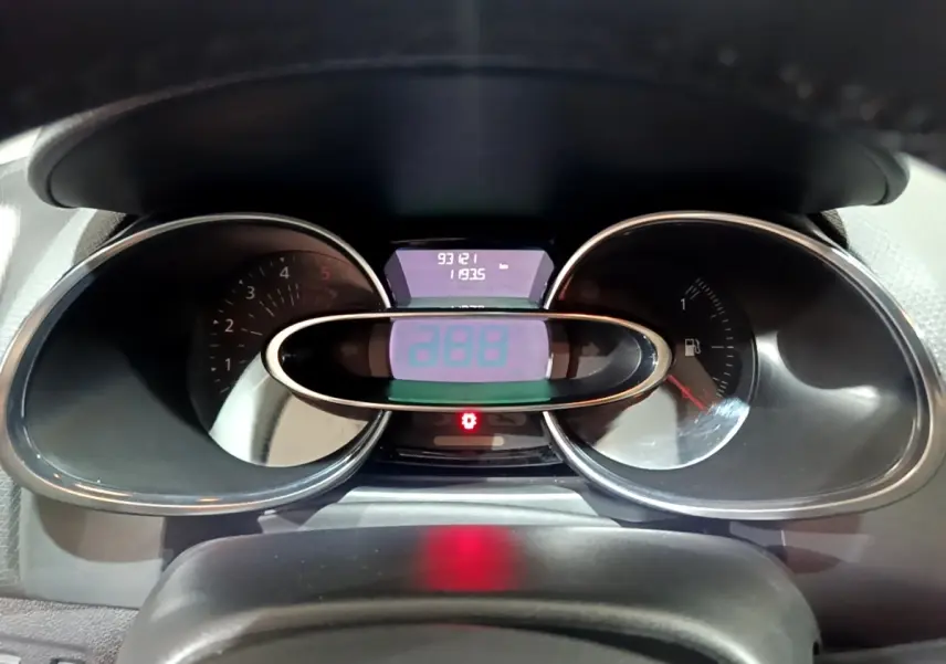 Vue rapprochée du tableau de bord numérique de la Renault Clio Business dCi 90 EDC 2018 avec affichage multi-fonctions.