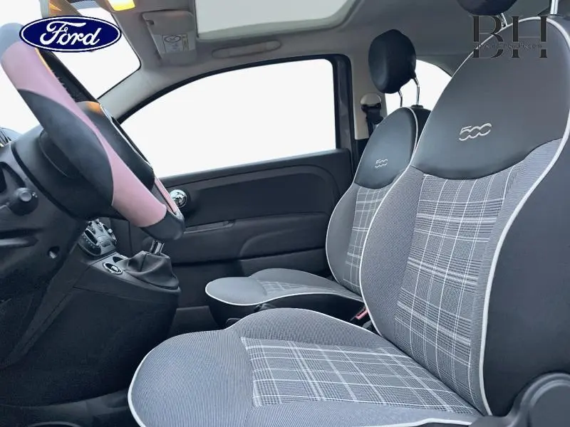 Vue intérieure côté conducteur de la Fiat 500 Lounge 2018 avec sièges tissu Prince de Galles gris et accents corail.