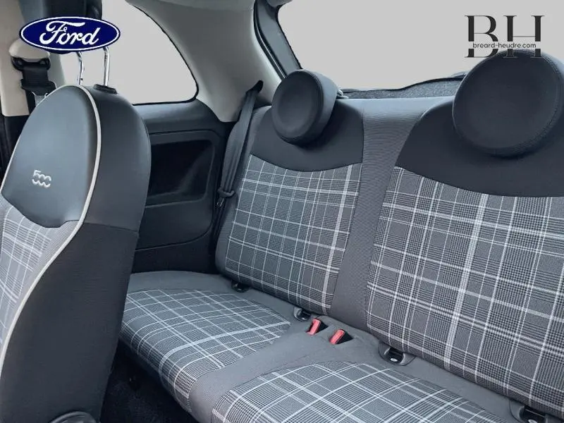 Vue intérieure arrière de la Fiat 500 Lounge 2018, tissu Prince de Galles gris avec accents corail sur sièges.