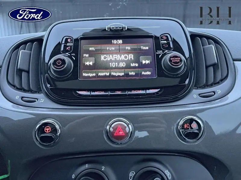 Tableau de bord central de Fiat 500 Lounge gris métal, avec écran tactile radio et commandes autour.