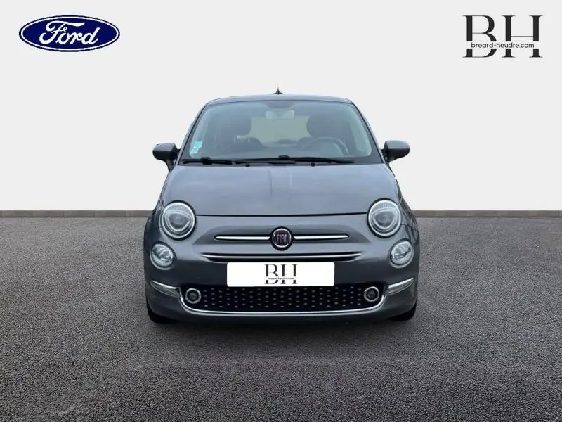 Vue frontale d'une FIAT 500 Lounge 2018 en gris métallisé Groove Metal avec calandre chromée et phares ronds LED.