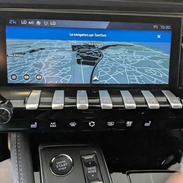 Vue rapprochée de la console centrale de la Peugeot 508 SW gris selenium 2024, avec écran tactile GPS et commandes tactiles.