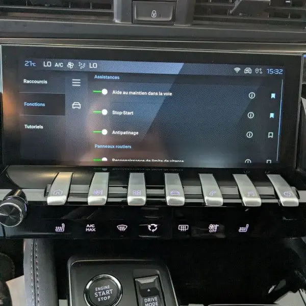 Vue rapprochée de la console centrale du Peugeot 508 SW gris Selenium 2024, avec écran tactile et commandes piano.