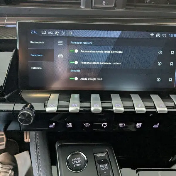 Vue rapprochée de la console centrale du Peugeot 508 SW gris Selenium 2024 avec écran tactile et commandes tactiles.