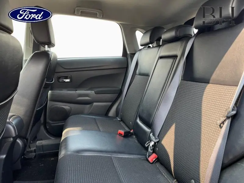 Vue latérale intérieure de la banquette arrière en cuir noir d'un Citroën C4 Aircross 2016, avec ceintures de sécurité visibles.