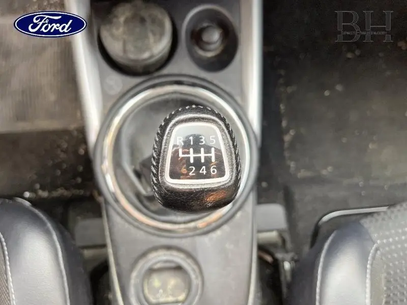 Levier de vitesses manuel en cuir vu de dessus dans l'habitacle d'une Citroën C4 Aircross brun Mangaro.