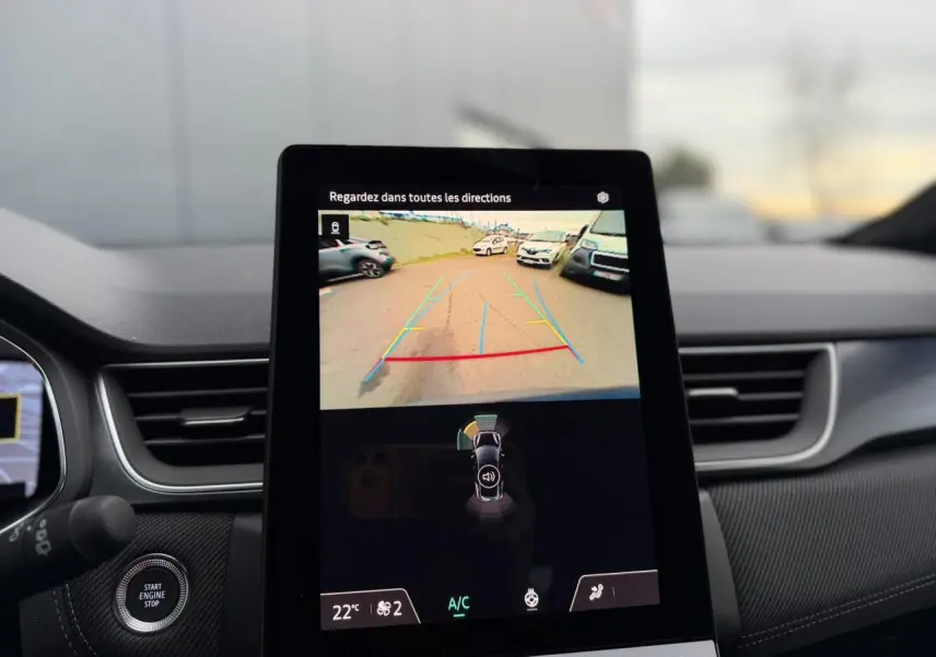 Écran central tactile du Renault Captur Bleu Iron montrant la caméra de recul avec guidage de trajectoire.