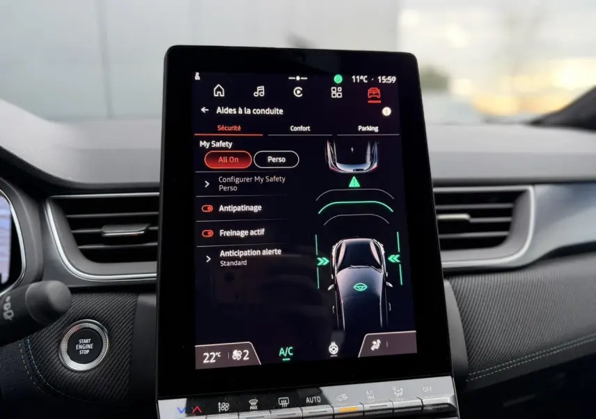 Vue rapprochée de l’écran tactile central du Renault Captur Bleu Iron 2025 affichant les aides à la conduite.