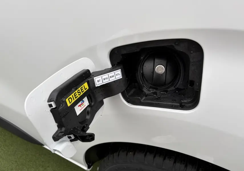 Gros plan sur la trappe à carburant diesel ouverte du Peugeot Expert Fourgon blanc icy, côté arrière droit.