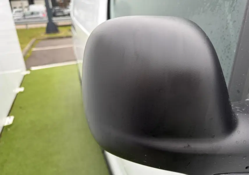 Rétroviseur noir en gros plan côté droit du Peugeot Expert Fourgon blanc Icy, vue latérale partielle.