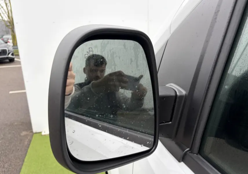 Rétroviseur extérieur côté gauche du Peugeot Expert Fourgon blanc Icy avec traces de pluie sur la vitre.