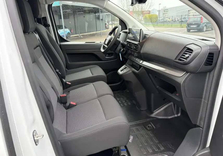 Vue intérieure côté conducteur du Peugeot Expert Fourgon blanc Icy 2025, montrant la banquette 2 places et le tableau de bord moderne.