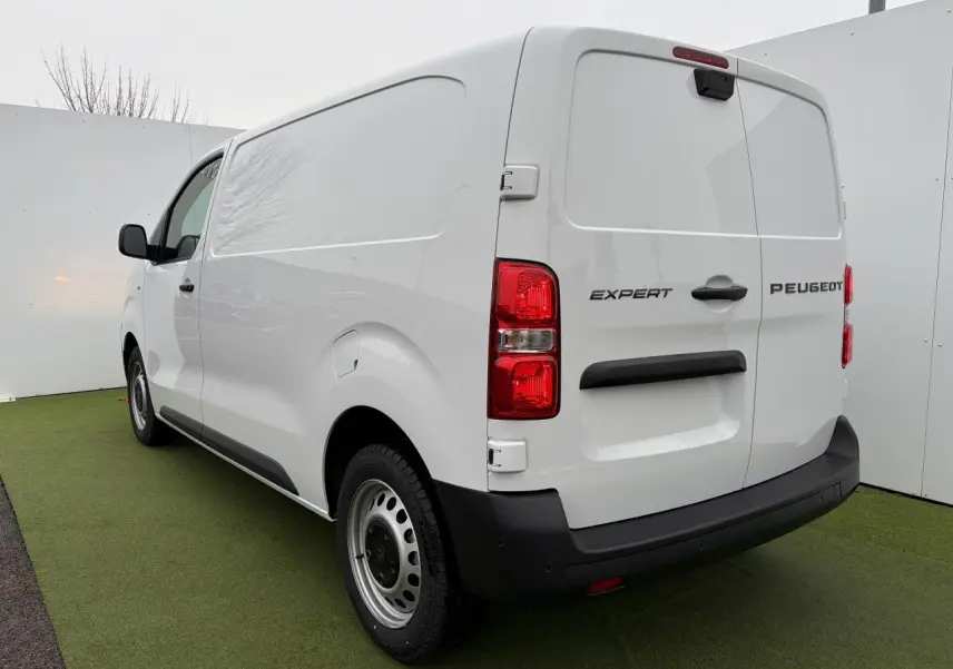 Vue 3/4 arrière droite du Peugeot Expert Fourgon blanc Icy avec portes battantes arrière et jantes tôle grises.