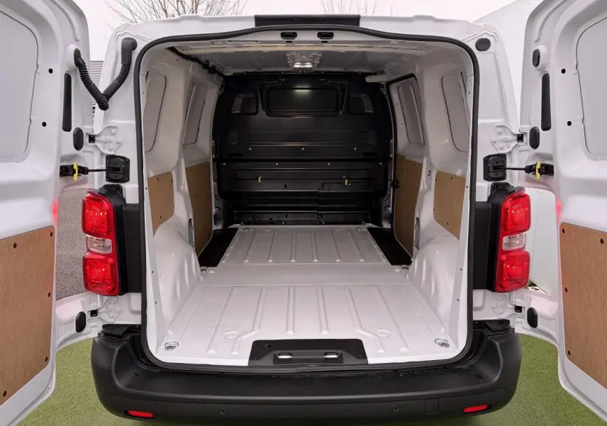 Vue arrière ouverte du Peugeot Expert Fourgon blanc Icy, montrant l'espace de chargement vide avec éclairage LED intégré.