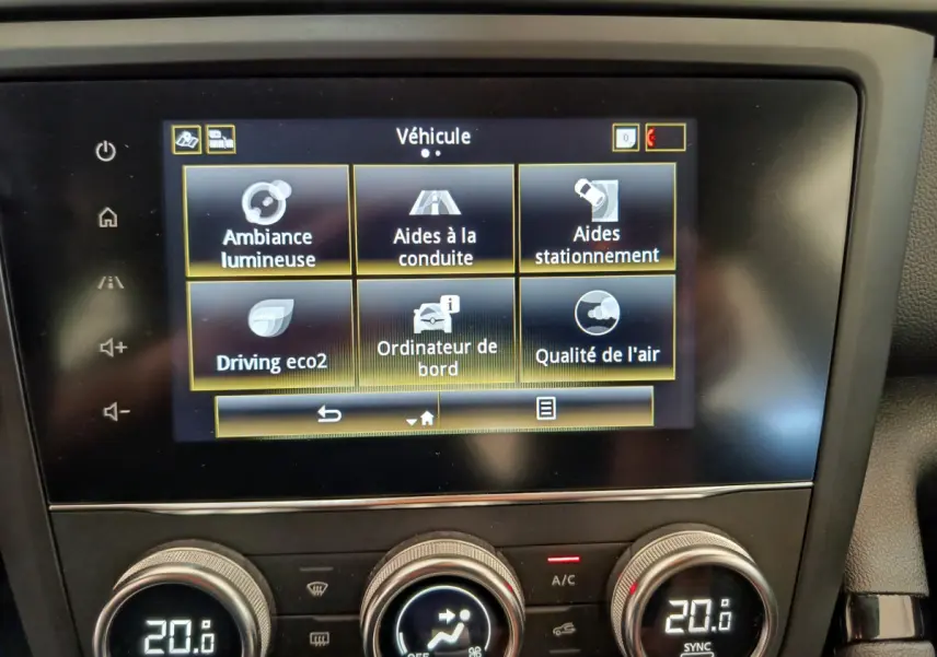 Écran tactile central du tableau de bord du Renault Kadjar Business 2022 affichant les aides à la conduite et climatisation digitale.