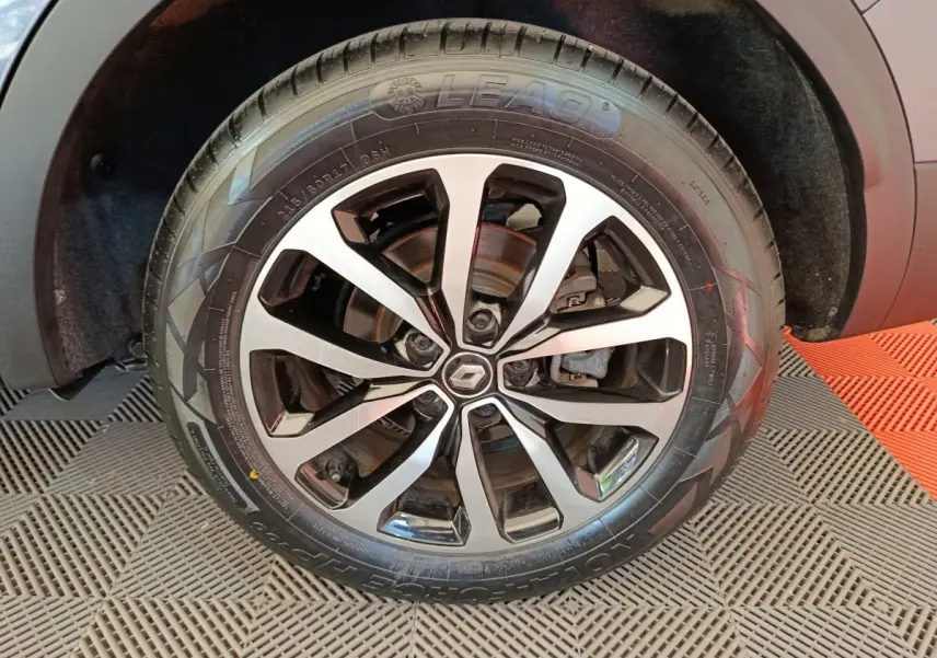 Gros plan sur la roue avant droite du Renault Kadjar gris foncé, mettant en valeur la jante alliage à design moderne.