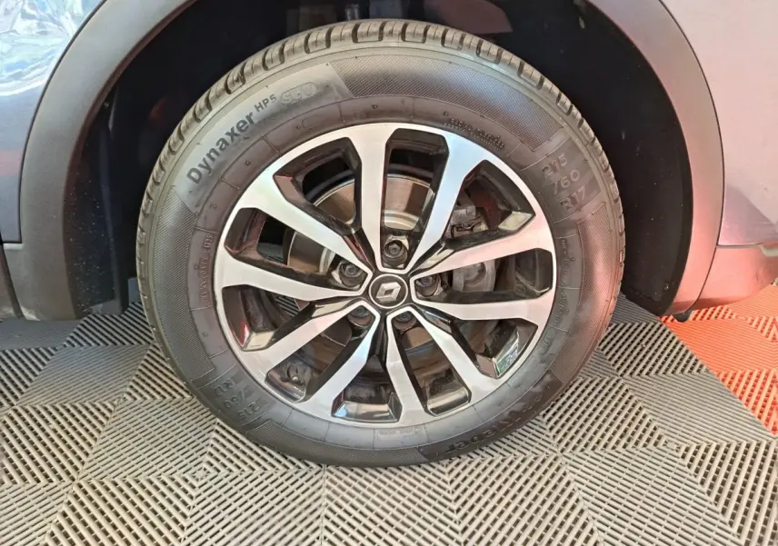 Gros plan sur la roue avant gauche gris foncé du Renault Kadjar Business Blue dCi 115 EDC 2022 avec jante alliage.