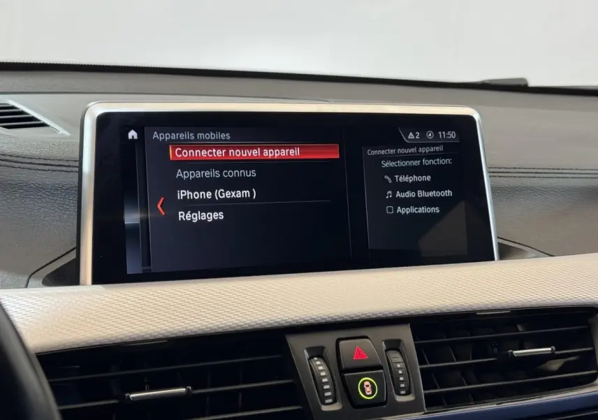 Écran central tactile du tableau de bord d’une BMW X2 xDrive25e M Sport 2021, affichant le menu de connexion Bluetooth.