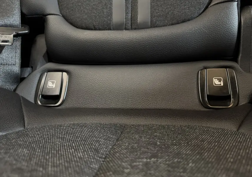Détail des fixations Isofix sur siège arrière en tissu noir du BMW X2 xDrive25e M Sport 2021.