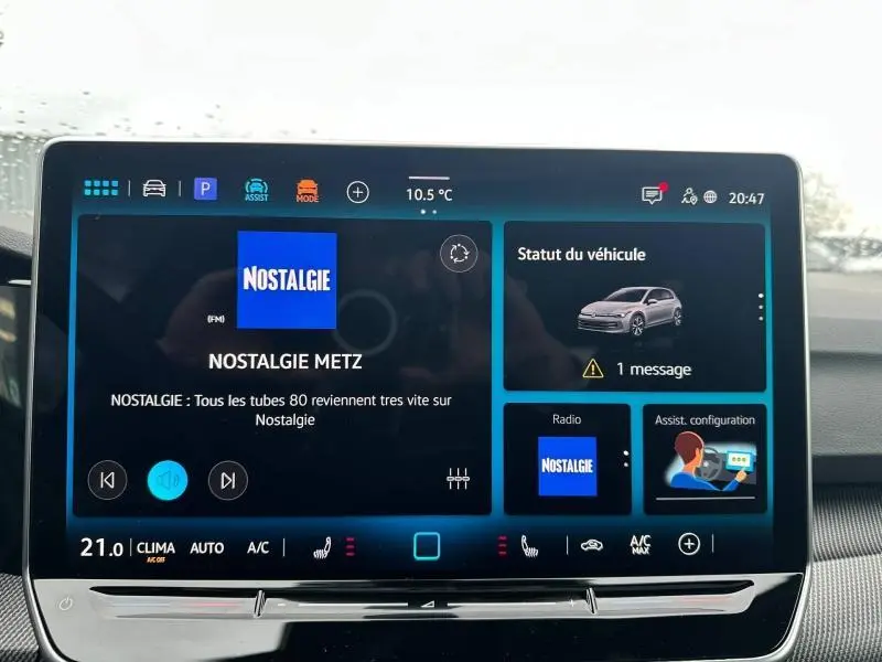 Écran tactile intérieur de la Volkswagen Golf 2.0 TDI R-Line 2026 affichant la radio Nostalgie et le statut du véhicule.