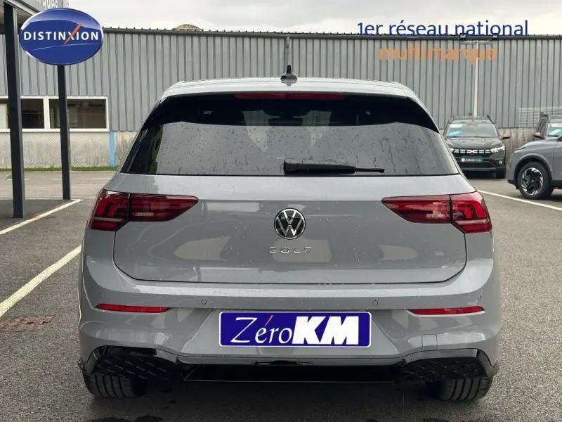 Vue arrière d'une Volkswagen Golf 2.0 TDI R-Line gris Urano avec feux LED et lunette arrière surteintée.