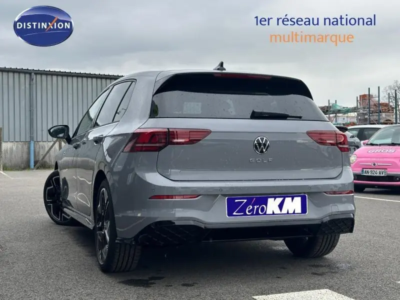 Volkswagen Golf 2.0 TDI gris Urano vue 3/4 arrière avec jantes alu et feux arrière LED sur parking.