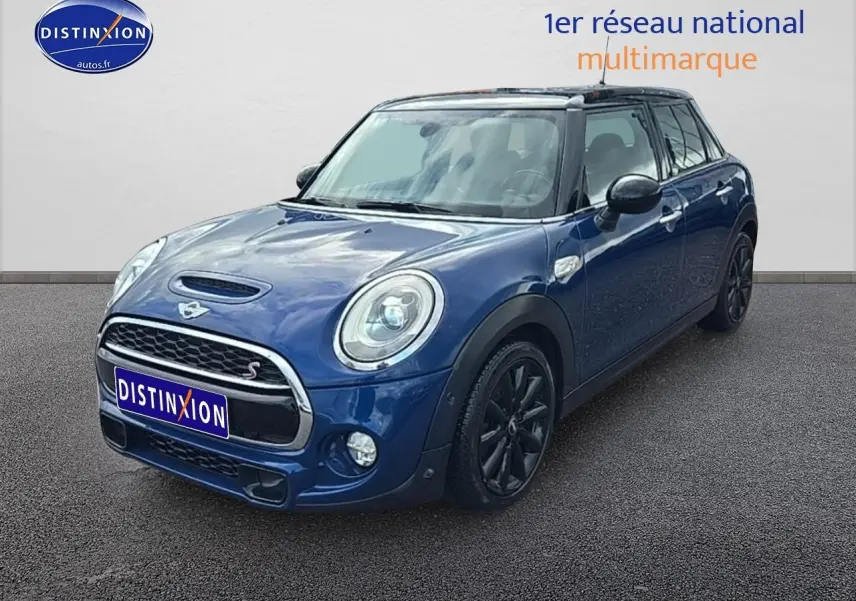 Vue 3/4 avant d'une MINI Cooper S bleu nuit avec jantes noires et toit noir sur fond neutre.