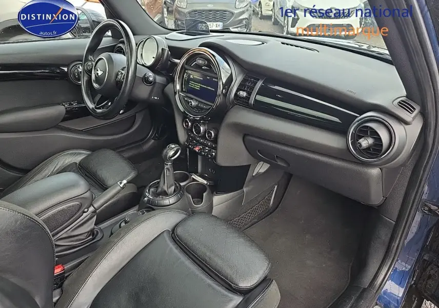 Intérieur de la MINI Cooper S 2015 vue côté conducteur, avec tableau de bord noir et volant cuir multifonction.