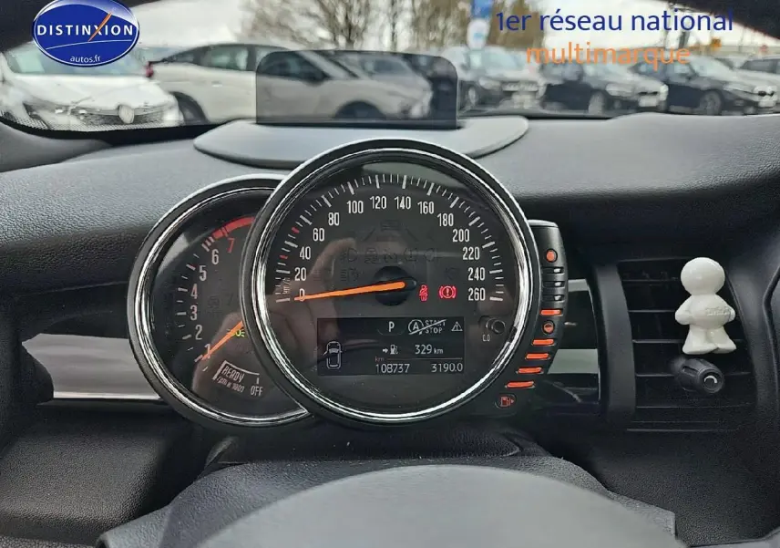 Vue rapprochée du tableau de bord de la MINI Cooper S bleu nuit, affichant le compteur et le compte-tours.
