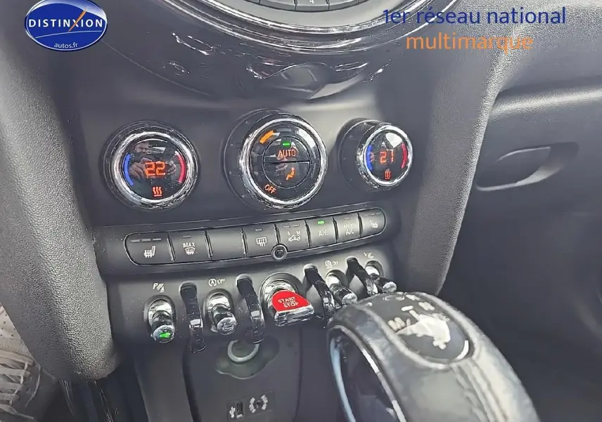 Vue rapprochée de la console centrale de la MINI Cooper S 2015, avec commandes de climatisation et levier de vitesse.