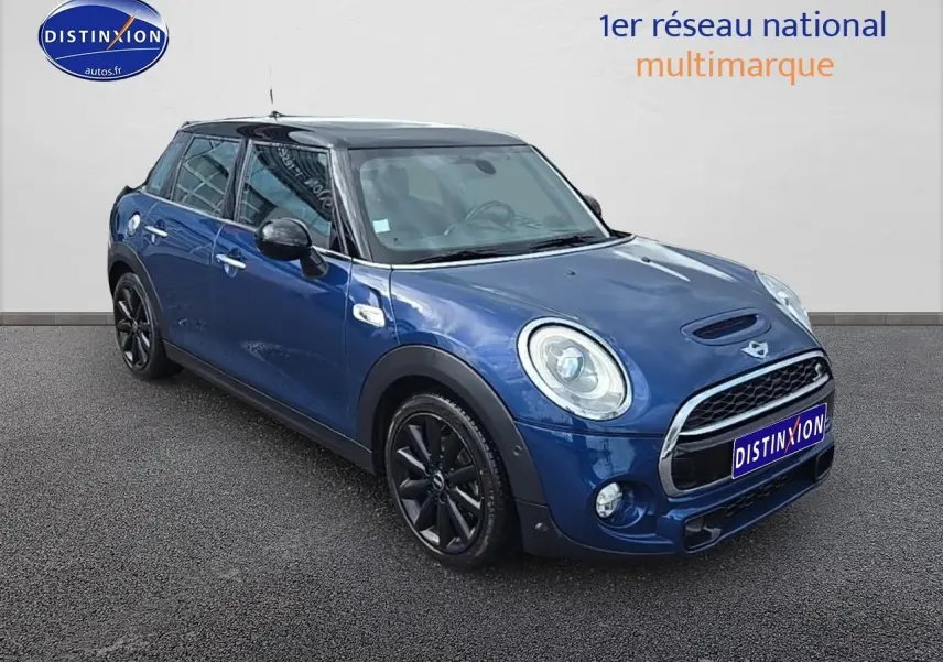 Vue 3/4 avant d'une MINI Cooper S bleu nuit avec toit noir et jantes noires sur fond neutre.