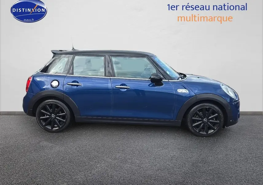 Profil droit d'une MINI Cooper S 2015 bleu nuit avec toit noir et jantes alliage noires.
