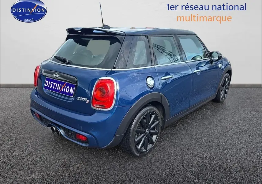 MINI Cooper S bleu nuit vue 3/4 arrière droit avec toit noir et jantes alu noires.