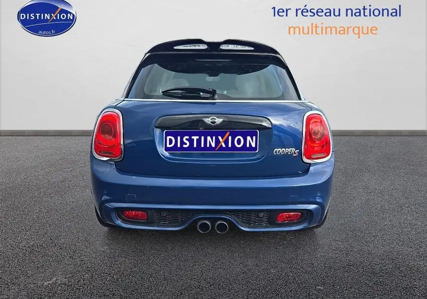 Vue arrière d'une MINI Cooper S bleu nuit avec double sortie d'échappement et feux arrière LED.