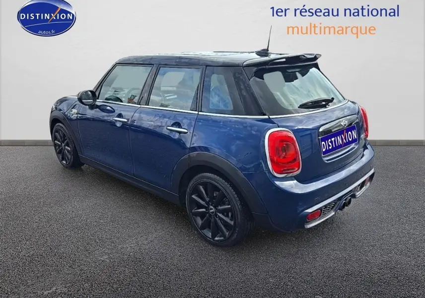 MINI Cooper S bleu nuit vue 3/4 arrière droit avec toit noir et jantes noires sur sol gris.