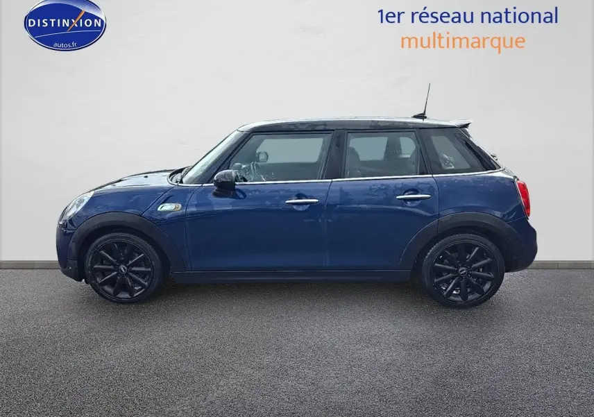 Profil latéral droit d'une MINI Cooper S 2015 bleu nuit avec jantes noires et toit blanc.