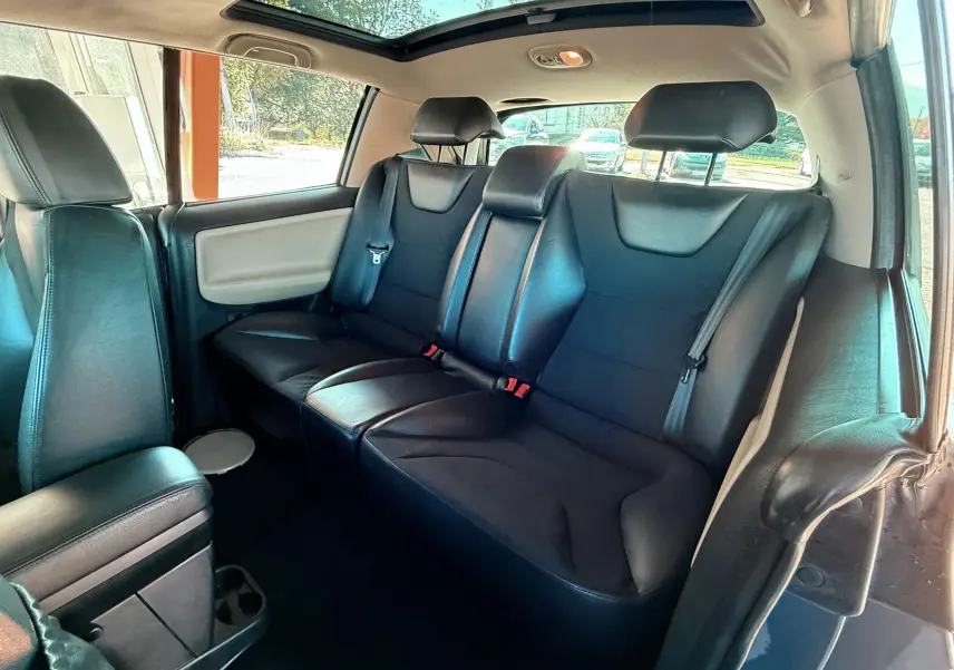 Banquette arrière en cuir noir vue côté droit du Renault Avantime gris avec toit ouvrant panoramique visible.