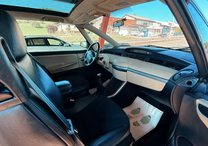 Intérieur de Renault Avantime 3.0 V6 2002, vue côté conducteur, sièges noirs et tableau de bord beige et noir.